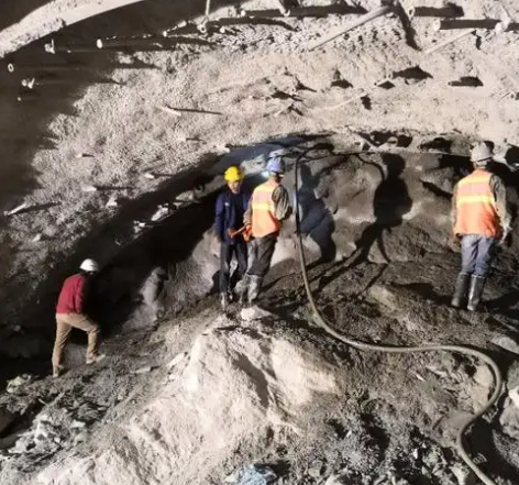 掇刀拱顶带模注浆料的施工流程及注意事项